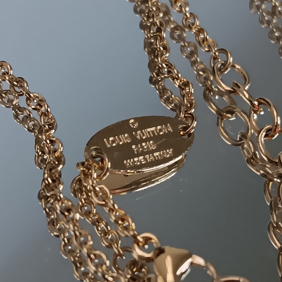 Louis Vuitton ✨️ Essentials V Necklace Gold - Picture 12 of 17